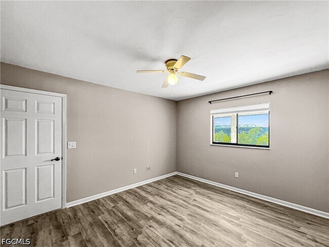Building Photo - 4530 SW 10th Ave