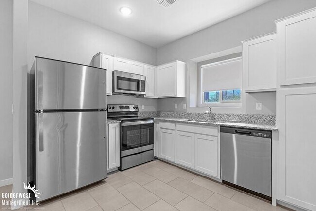 Building Photo - Modern 2Bdm 2.5Ba Home in Central Phoenix!