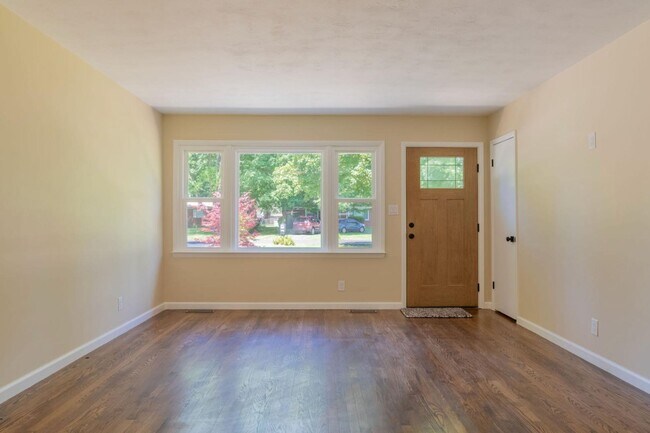 Building Photo - 462 Woodview Dr