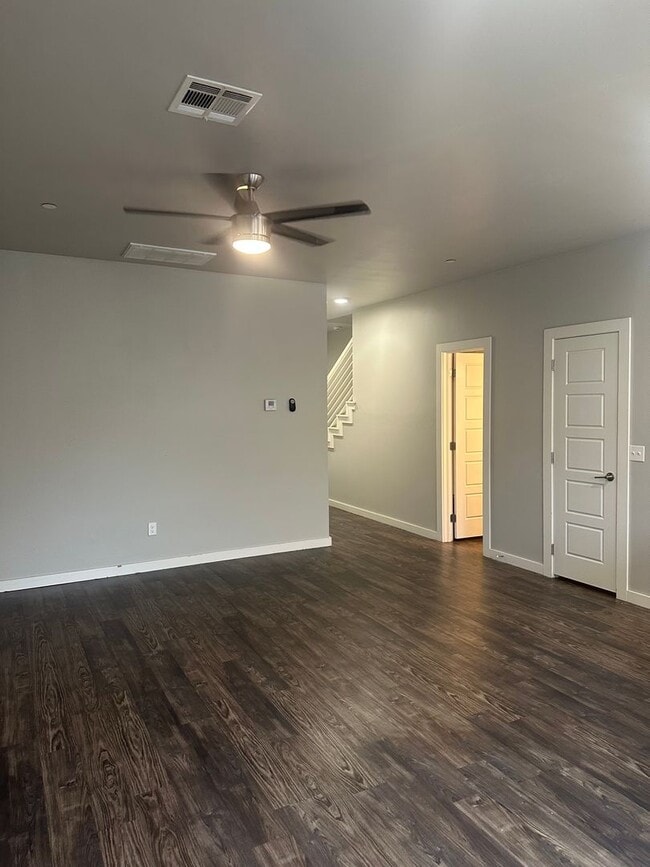 Building Photo - 3 Bedroom Townhome with ALL APPLIANCES at a great price!!