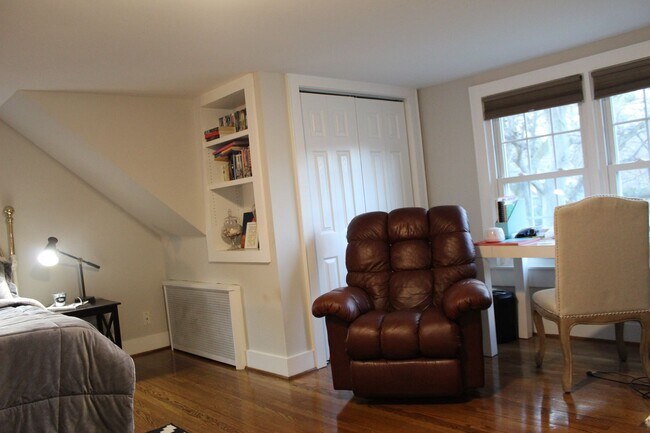 Building Photo - LARCHMONT