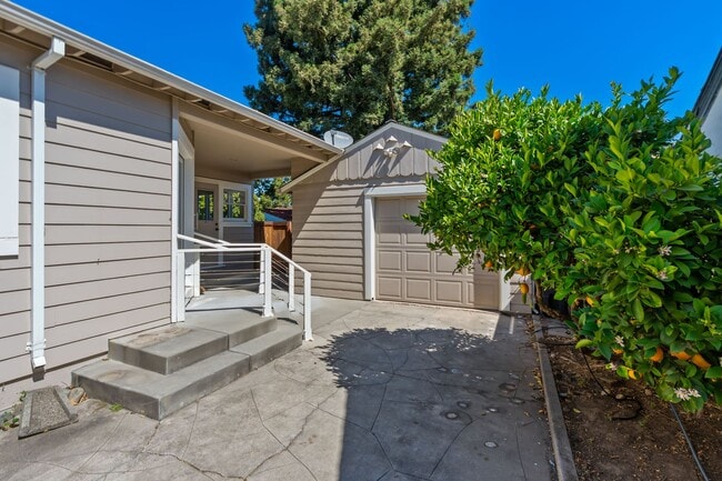 Building Photo - Downtown Napa 3 bed 2 bath single level home