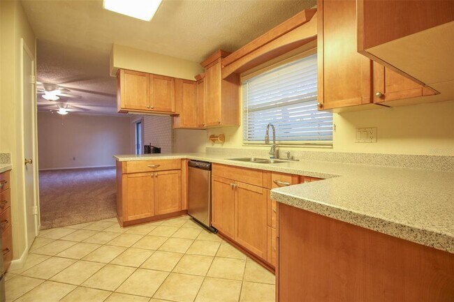 Building Photo - 2014 Charnes Dr