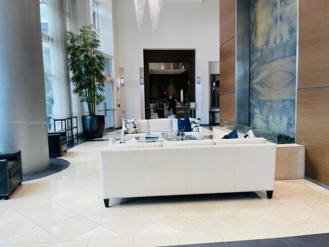 Building Photo - 1155 Brickell Bay Dr