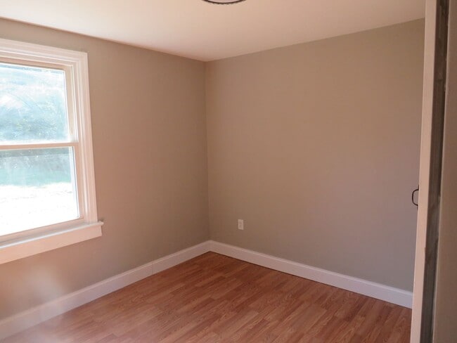 Building Photo - 3 Bedroom 2 Bath Home