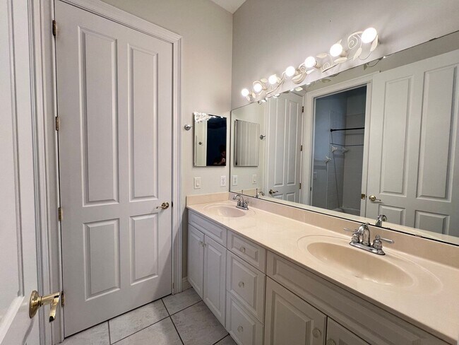 Building Photo - GORGEOUS SINGLE FAMILY HOME - PROPERTY  FU...