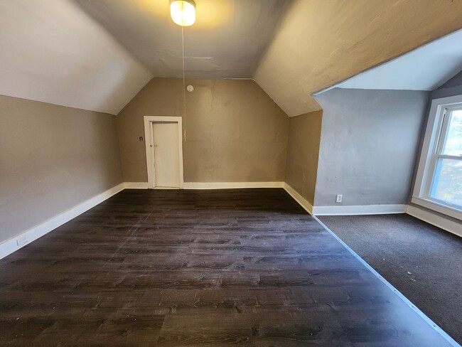 Building Photo - Three Bedroom Single Family Home!