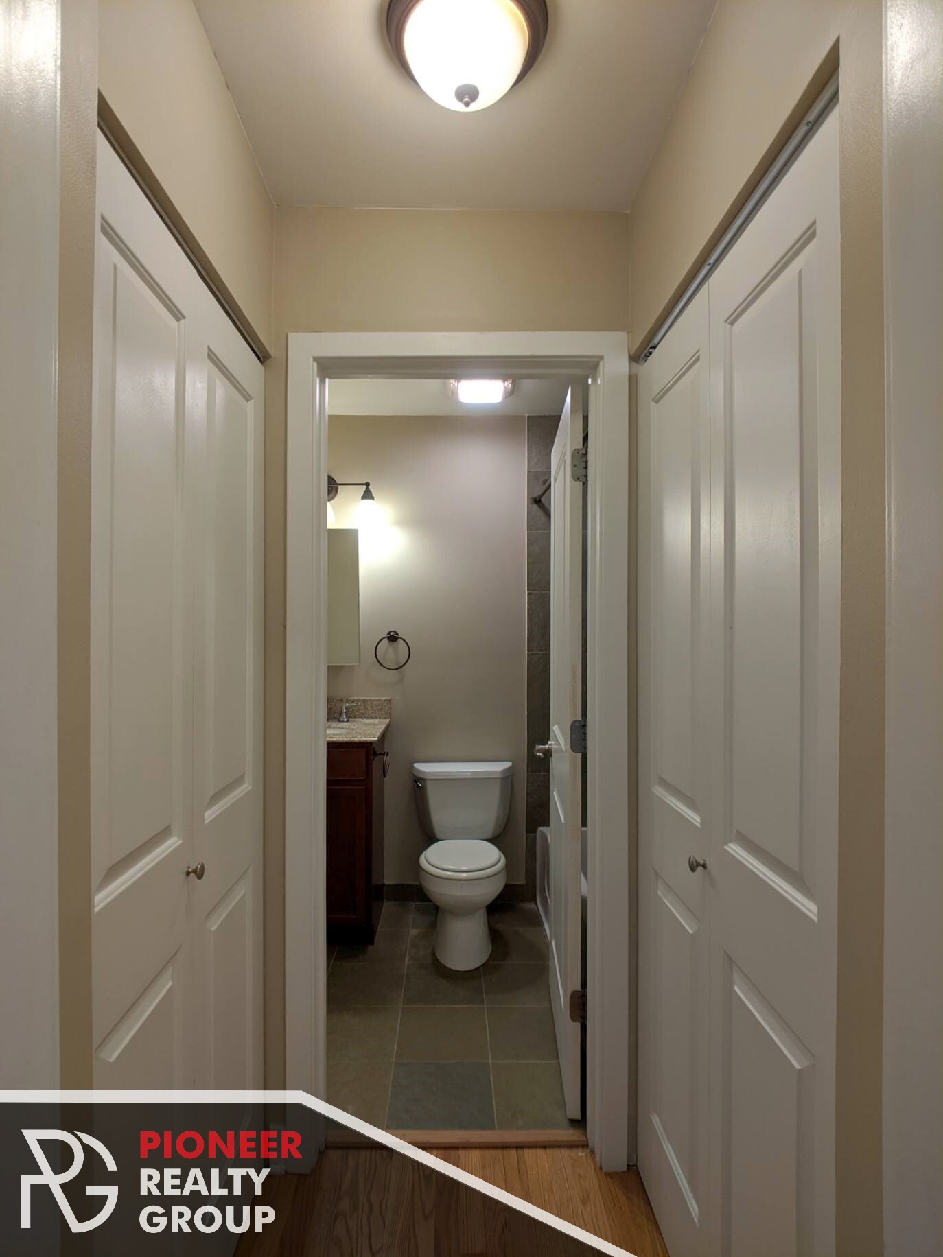 Building Photo - 643 W Wrightwood Ave