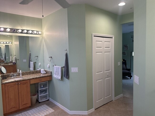 Building Photo - FURNISHED/TURNKEY 2+Den, 2 bath 1 car garage 1st floor condo in River Hall