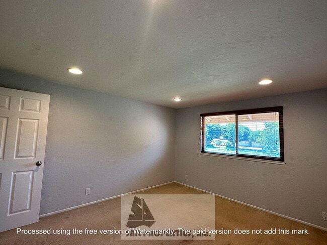 Building Photo - Modern La Cuesta Corner Townhome Near Down...