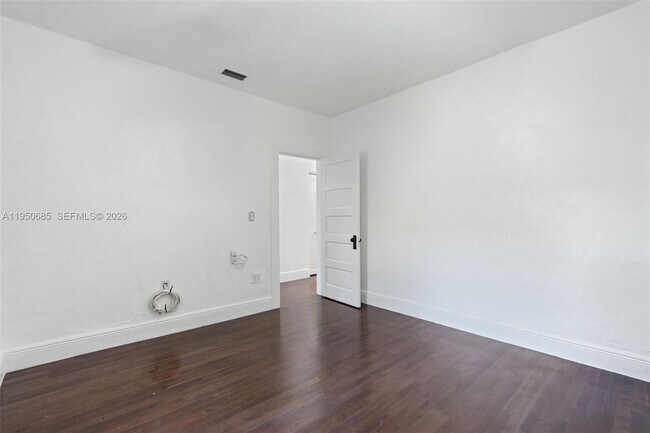 Building Photo - 2465 Inagua Ave