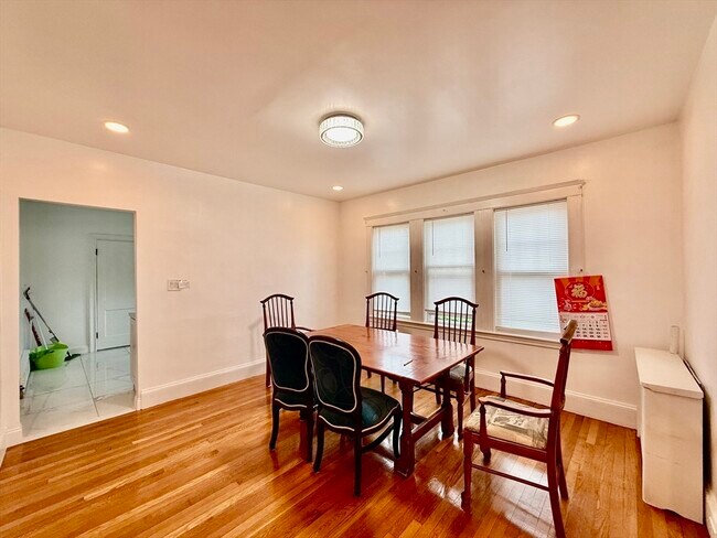Building Photo - 107 E Elm Ave