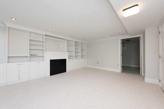 Building Photo - 202 11th St NE