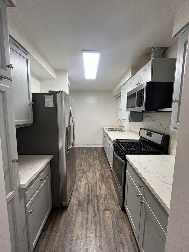 Building Photo - Renovated 1BR Steps to Windansea Beach