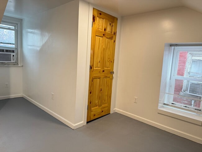 Building Photo - ACCEPTING SECTION 8 - Spacious 3 Bedroom 2 Bathroom Home in Columbia!