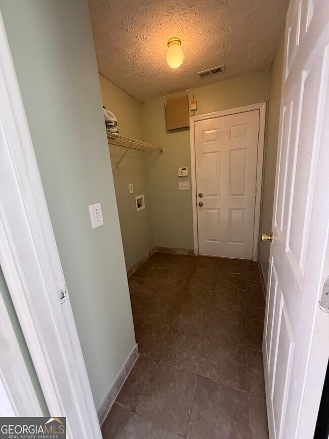 Building Photo - 755 Tara Bend