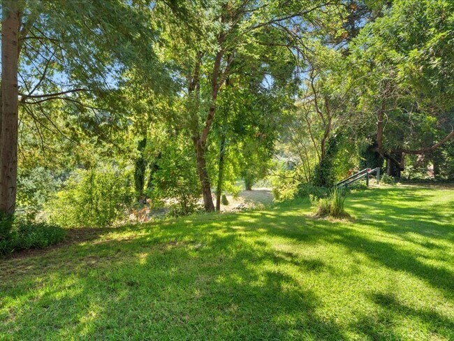 Building Photo - 14975 River Rd