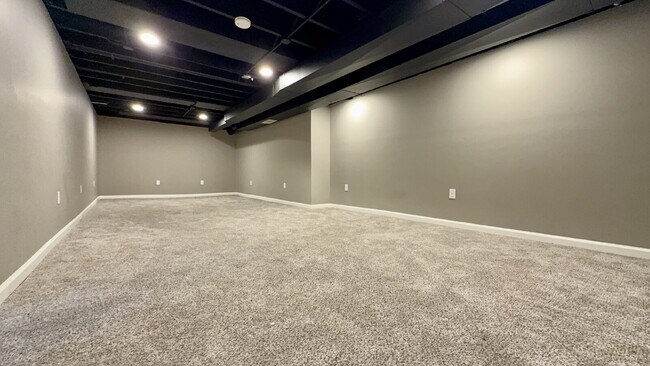 Building Photo - Beautifully remodeled 3 bedroom, 1.5 bath home.
