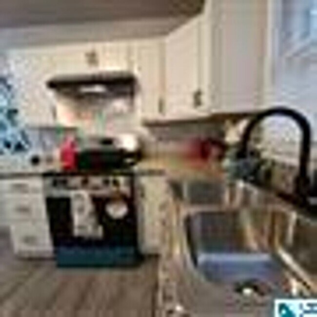 Building Photo - Charming 4 Bedroom, 1 Bathroom house
