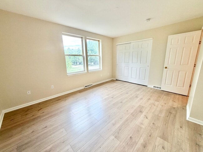 Building Photo - 2 Bedroom (+ Office) Home Burlington Available 8/1