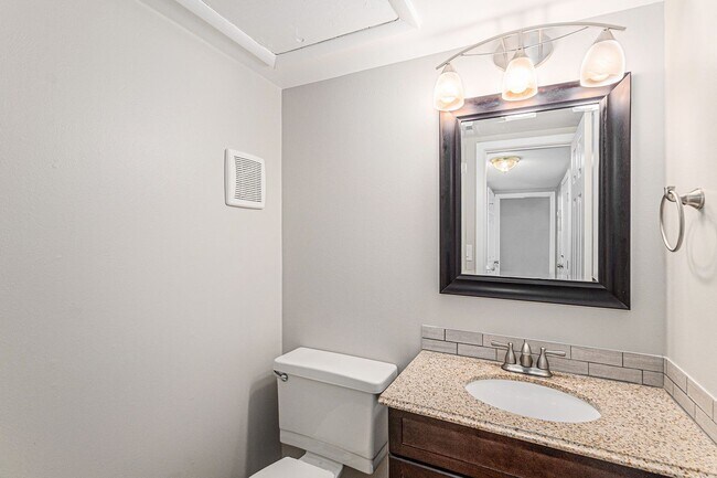 Building Photo - 3 bedroom 2.5 bathroom in Heather Ridge!