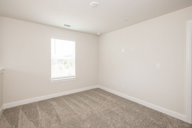 Building Photo - 204 Douglas Bend Rd