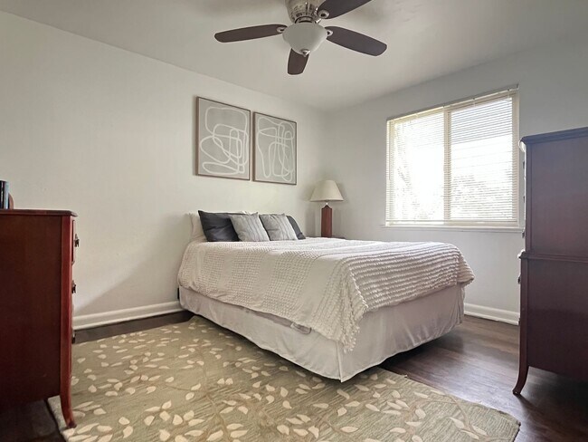 Building Photo - Bright and open updated duplex located in a prime area of Rosedale!