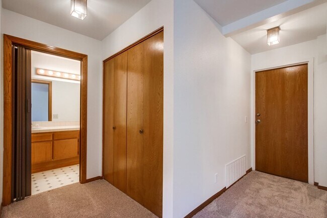 Building Photo - Prime Carlsbad Location - Available Now!
