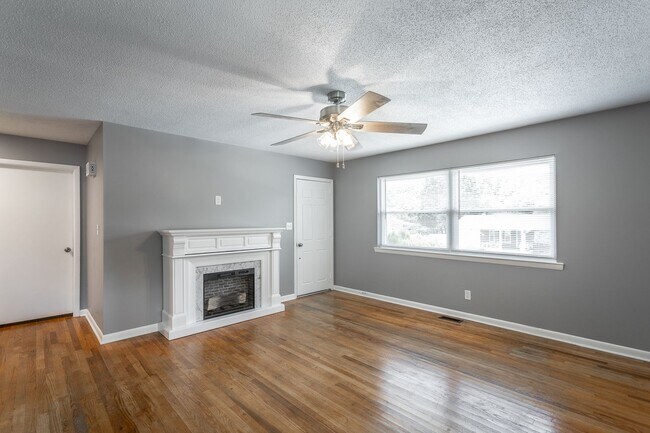 Building Photo - Newly Available! 2 Bedroom 1 Bathroom in the Heart of Hixson!