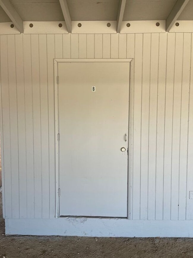 Building Photo - ***MOVE-IN SPECIAL*** Fully Remodeled 2 Be...