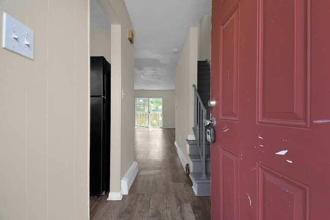 Building Photo - 2 Bedroom Townhouse With Basement