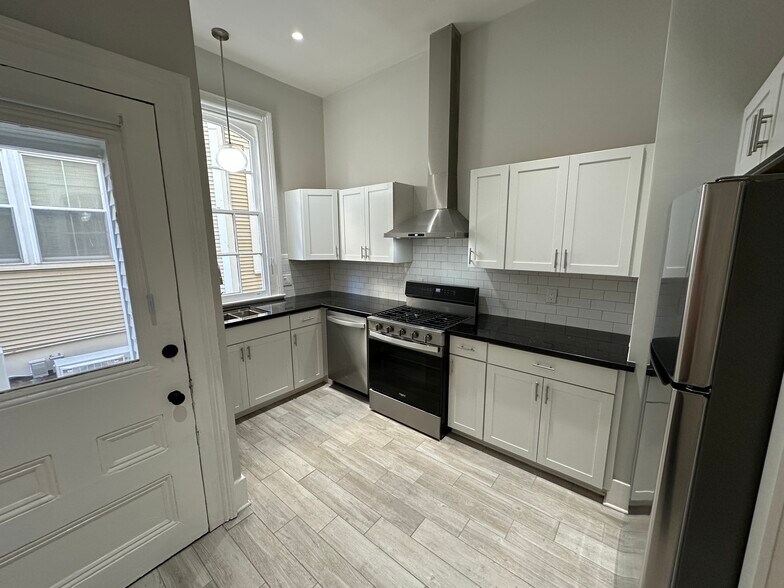 Fully renovated kitchen with granite countertops and all-new stainless steel appliances - 5520 Loyola Ave
