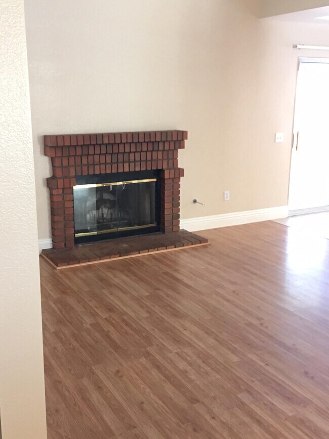 Building Photo - LARGE HOME WITH POOL! LOCATED CLOSE TO HWY...