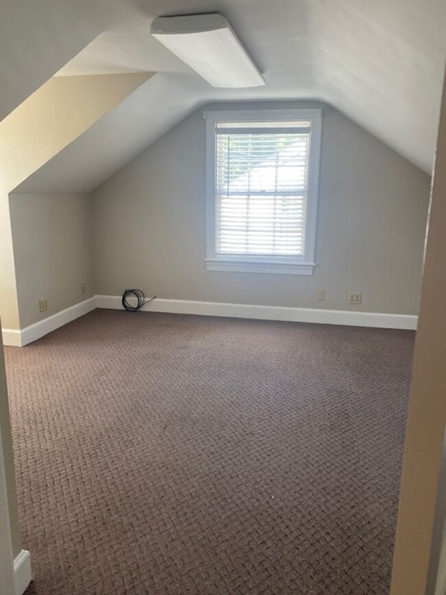 Building Photo - Ready for new tenants June 2025! Downtown ...