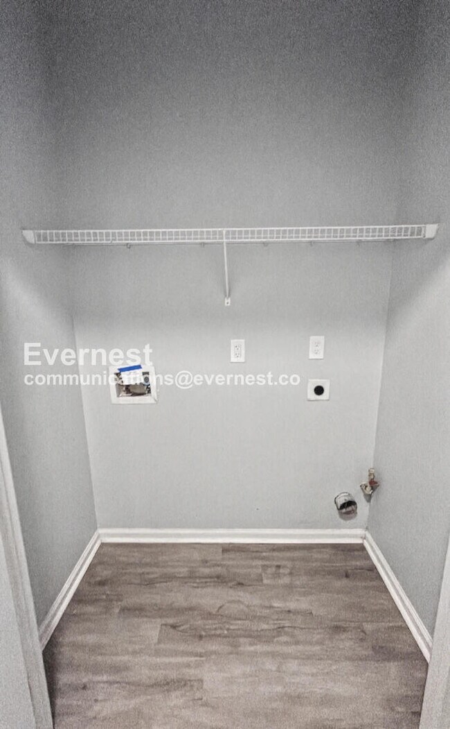 Building Photo - 4 Bed, 2 Bath Home with Garage / Pet-Friendly / Available Now!