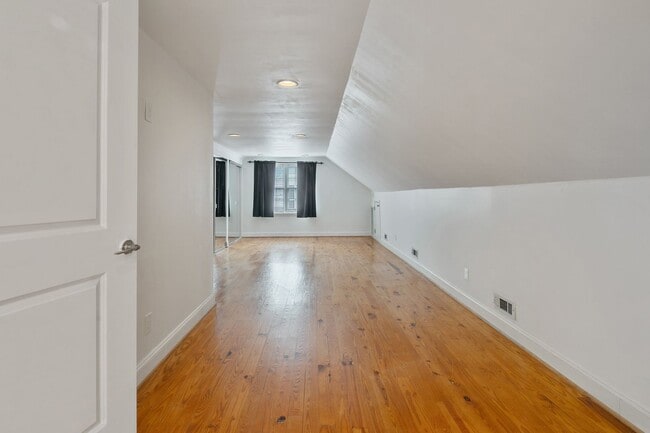Building Photo - 915 Norwood St