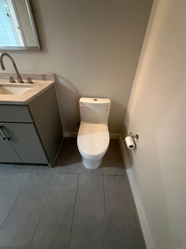 Building Photo - 1 Bedroom 1 Bath Condo Near Capitol Hill