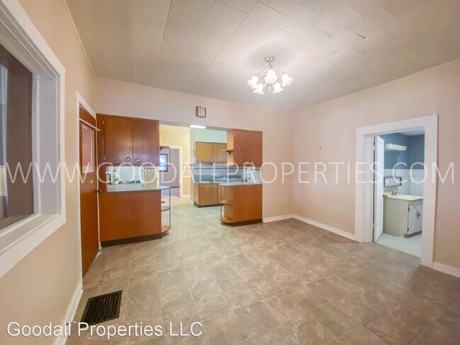 Building Photo - 2 br, 1.5 bath House - 202 S 11th St