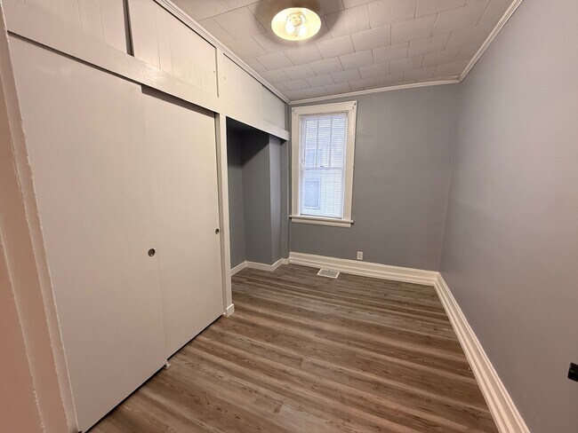 Building Photo - 6 W 30th St