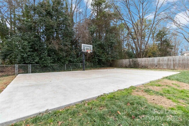 Building Photo - 405 Hillcrest Dr