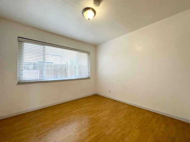 Building Photo - 3 bedroom 1 bathroom home located in Sacra...