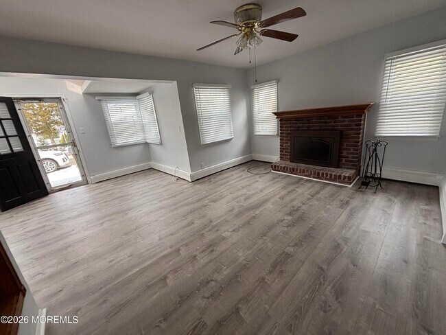 Building Photo - 507 Riverside Dr S