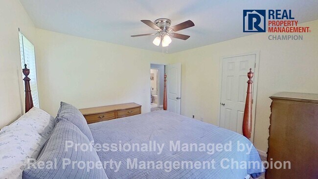 Building Photo - Spacious and Beautifully Updated 3 BD/2 BA...