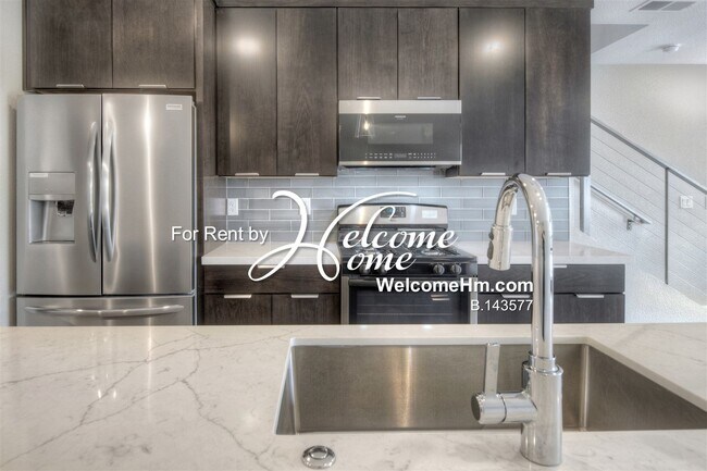 Building Photo - Coming Soon - NEWER Luxury Town Home Centr...