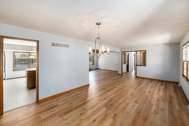 Building Photo - Charming 3 Bed 2.5 Bath Raised Ranch