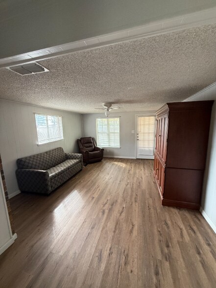 Building Photo - 2420 Pinehurst Ln