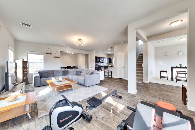 Building Photo - 3422 Couch Dr