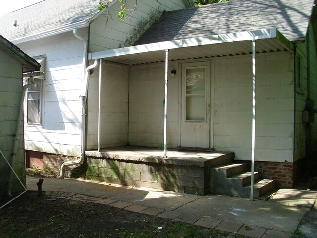 Primary Photo - 2 bedroom house with garage
