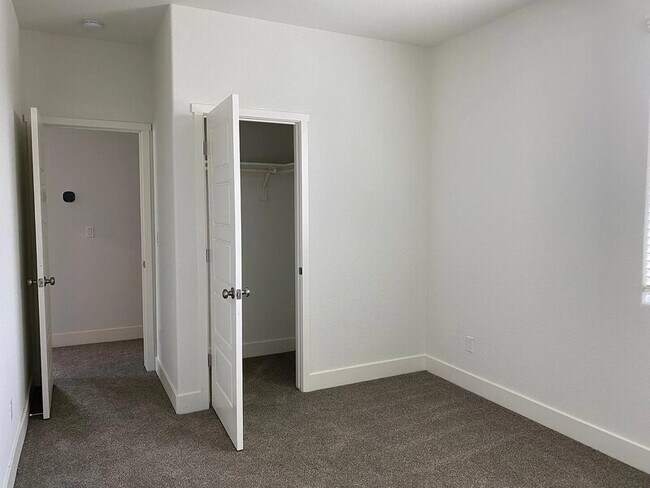 Building Photo - 2454 Fidalgo Wy