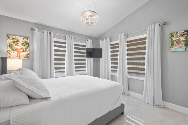 Building Photo - 7101 W Lake Dr